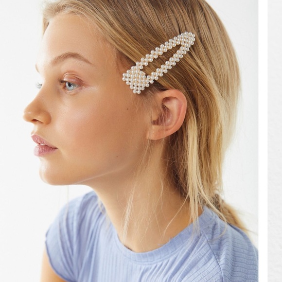 Accessories - Pearl Barrette Flip Clips Set ⚪️👌🏽⚪️